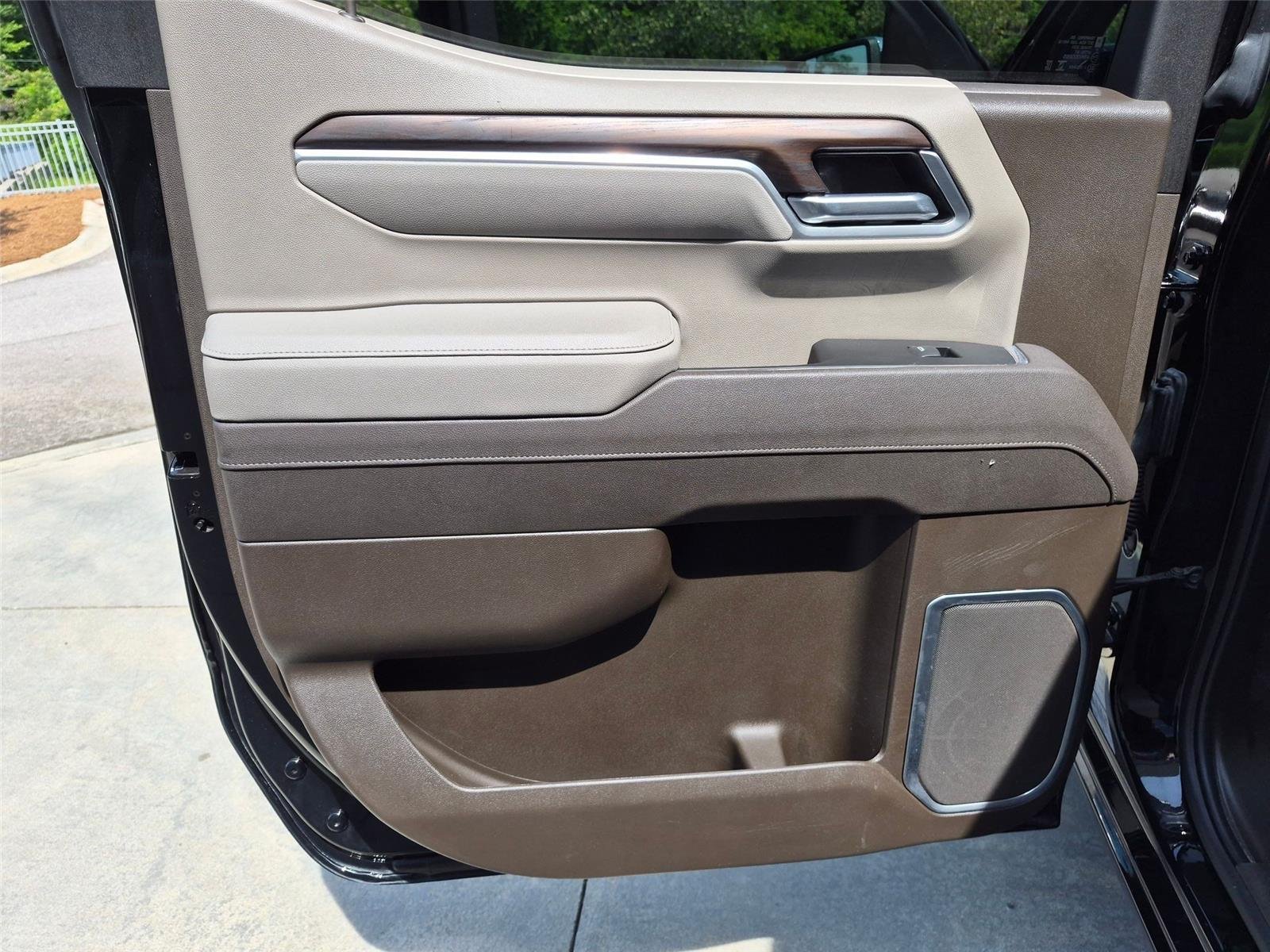 Used 2025 Onyx Black GMC SLT image 24