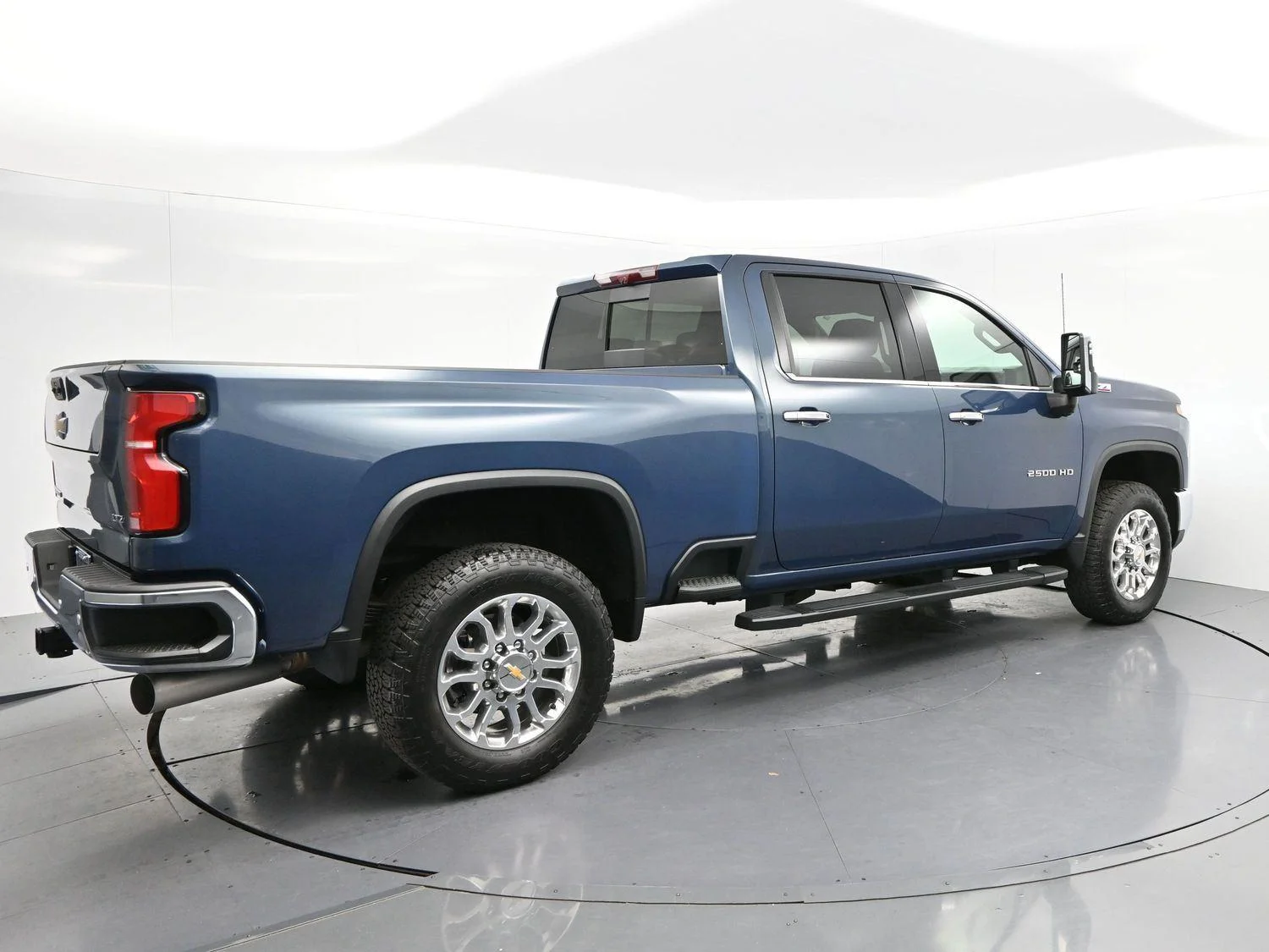 Used 2025 Lakeshore Blue Metallic Chevrolet LTZ image 7