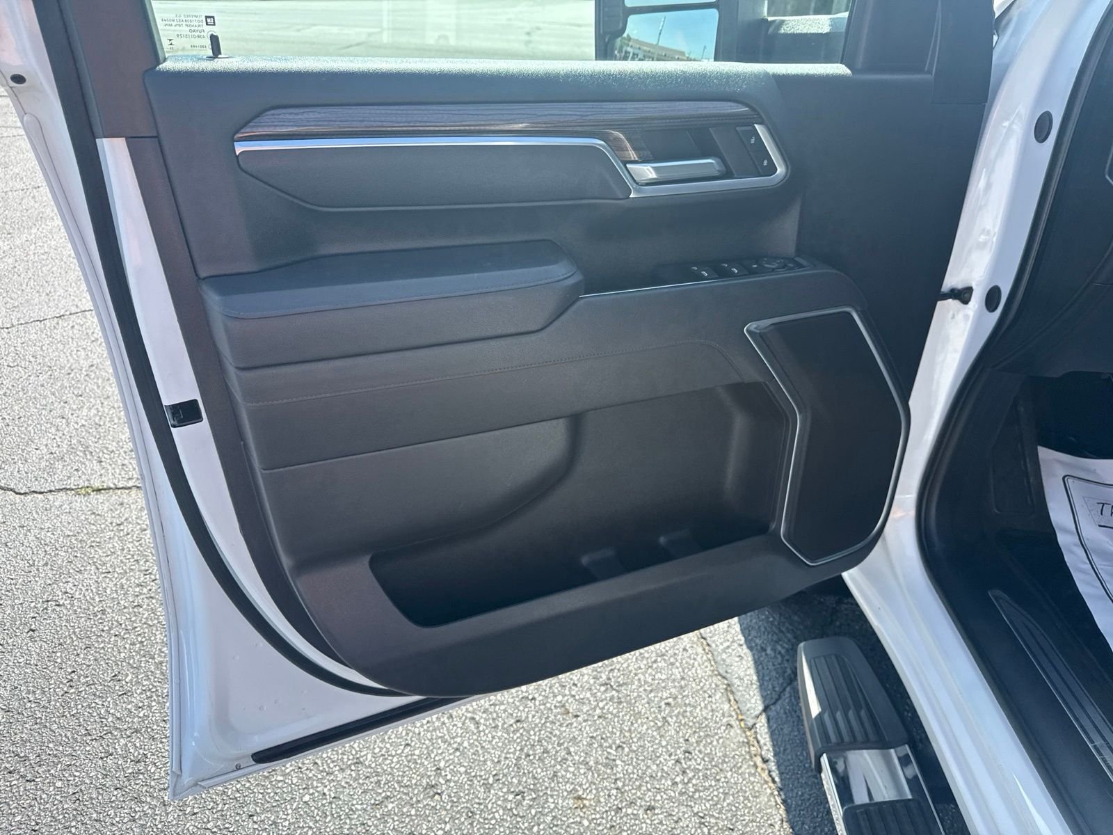 Used 2025 White Chevrolet LT image 12