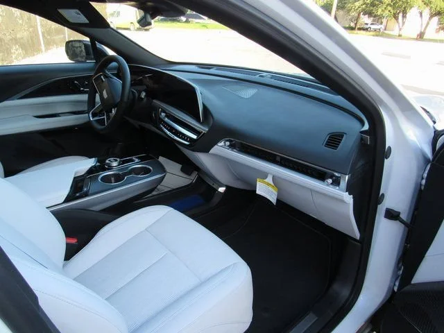 2025 Cadillac LYRIQ Luxury 1 - Photo 14