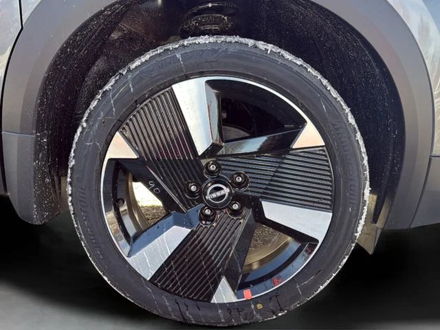 New 2026 Gun Metallic / Scarlet Ember Tintcoat Two-tone Nissan SR image 9
