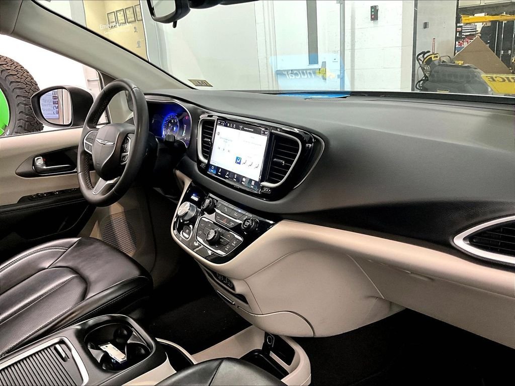 Used 2023 Silver Chrysler Touring L image 14