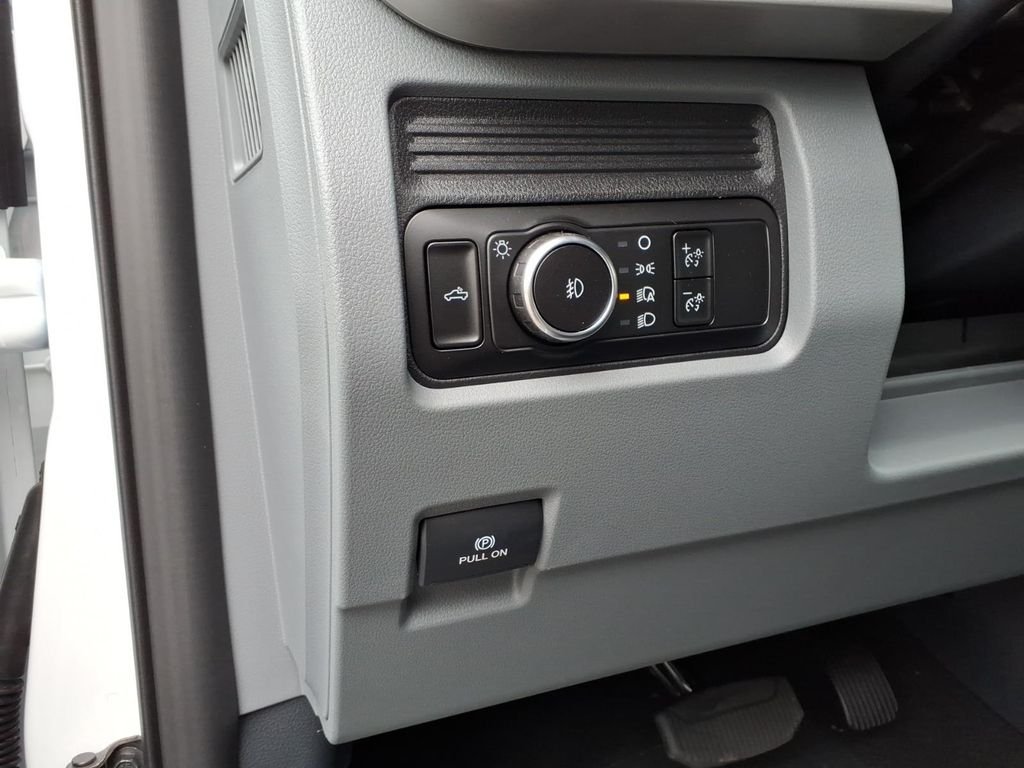 New 2027 Oxford White Ford F-250® XLT image 9