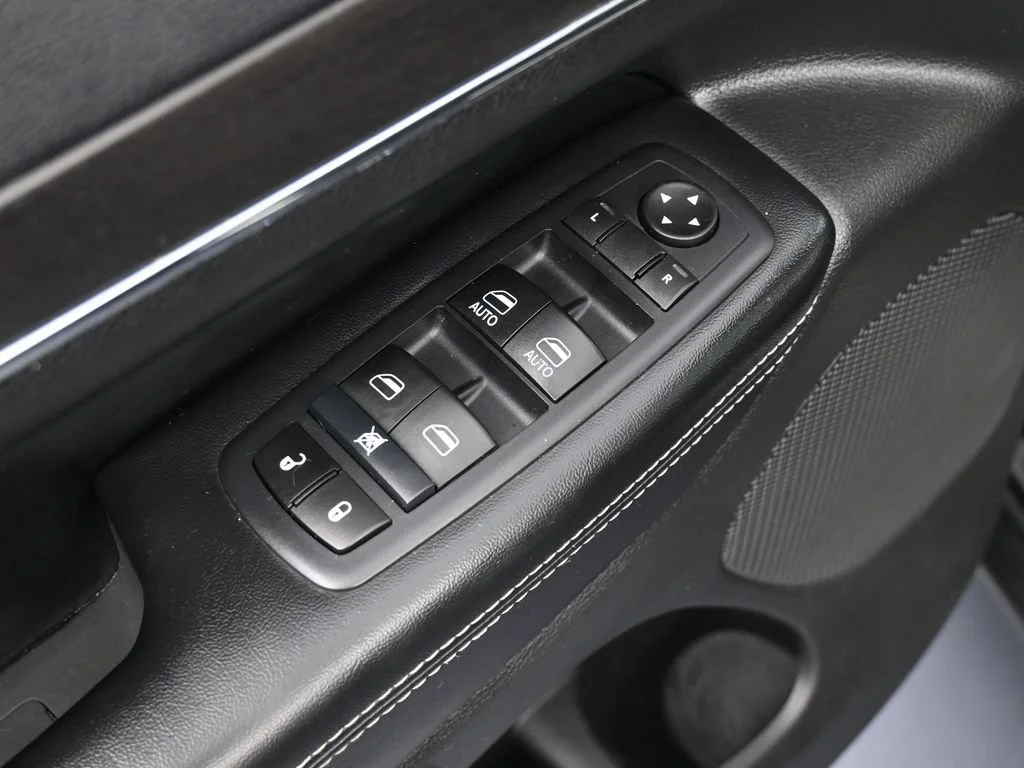Used 2017 Diamond Black Crystal Pearlcoat Jeep Limited image 17