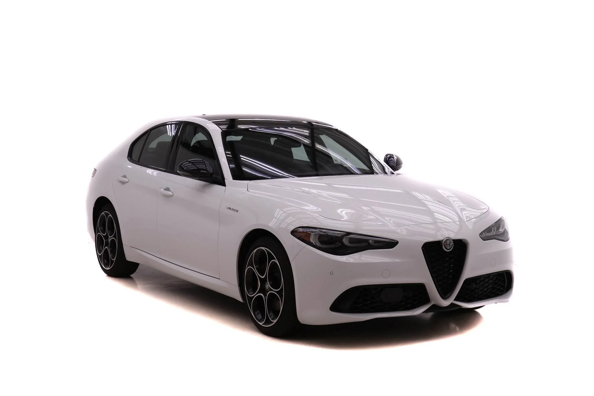 New 2025 Milano White Exterior Paint Alfa Romeo Base image 2