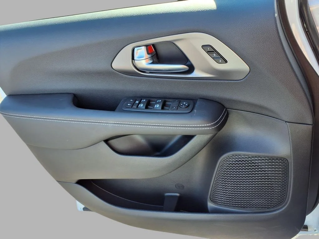 2026 Chrysler Pacifica Select - Photo 16