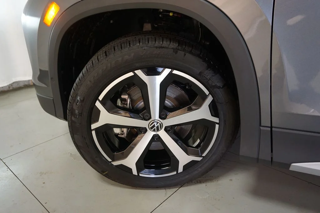 New 2026 Platinum Gray Volkswagen 2.0T SE image 27