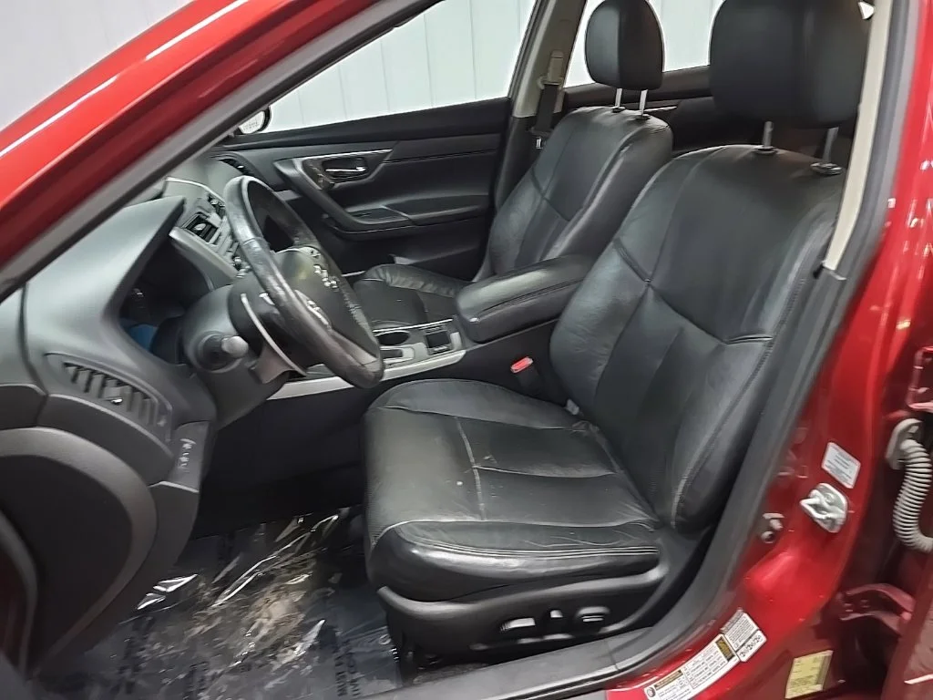 Used 2015 Red Nissan 3.5 SL image 31