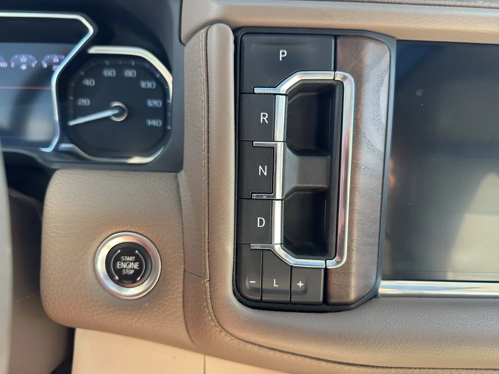 Used 2021 White Frost Tricoat GMC Denali image 24