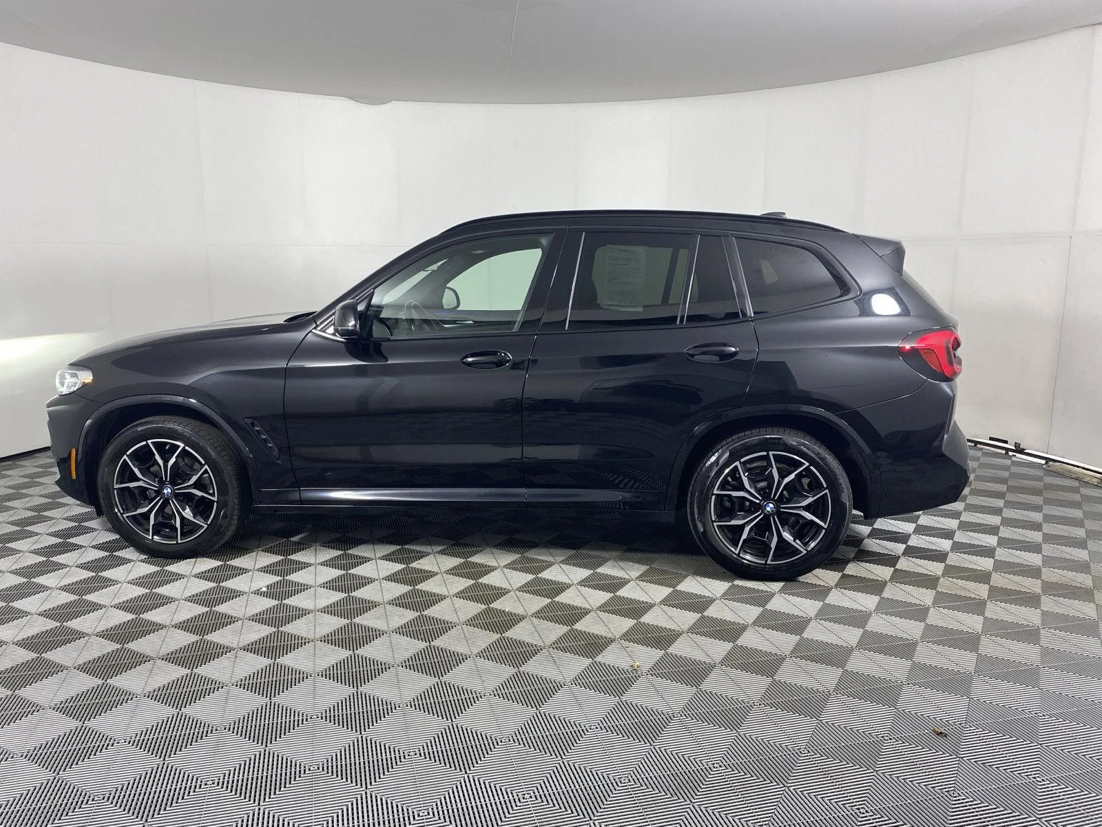 Used 2024 Black Sapphire Metallic BMW xDrive30i image 4