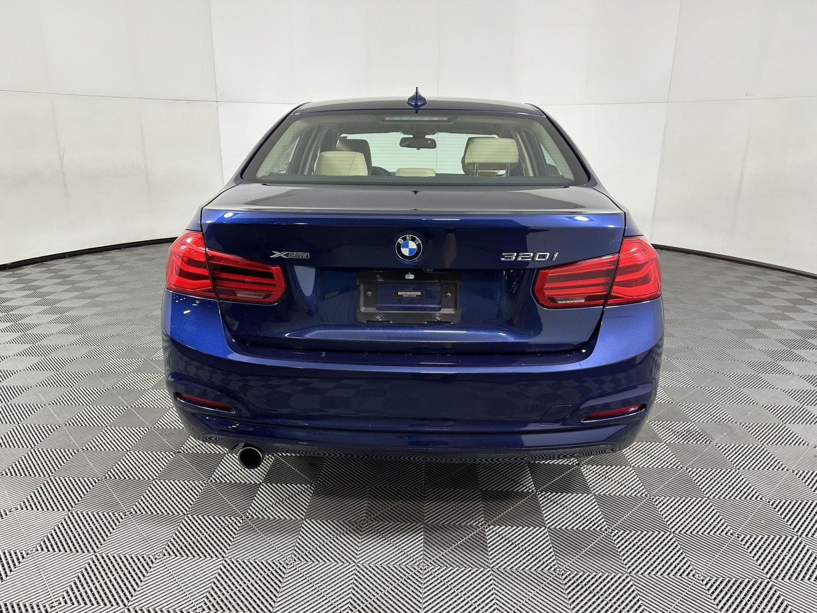 Used 2018 Mediterranean Blue Metallic BMW 320i xDrive image 8