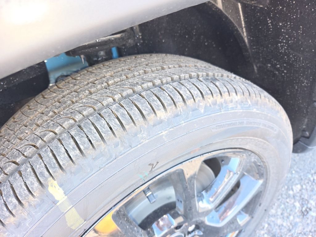 New 2026 Hydro Blue Pearl-Coat Exterior Paint Jeep Latitude image 24