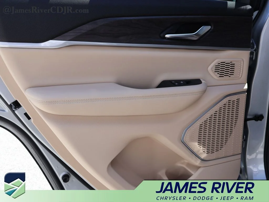 Used 2022 Silver Jeep 4xe image 17