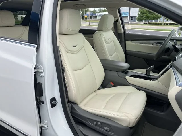 Used 2017 White Cadillac Luxury AWD image 27