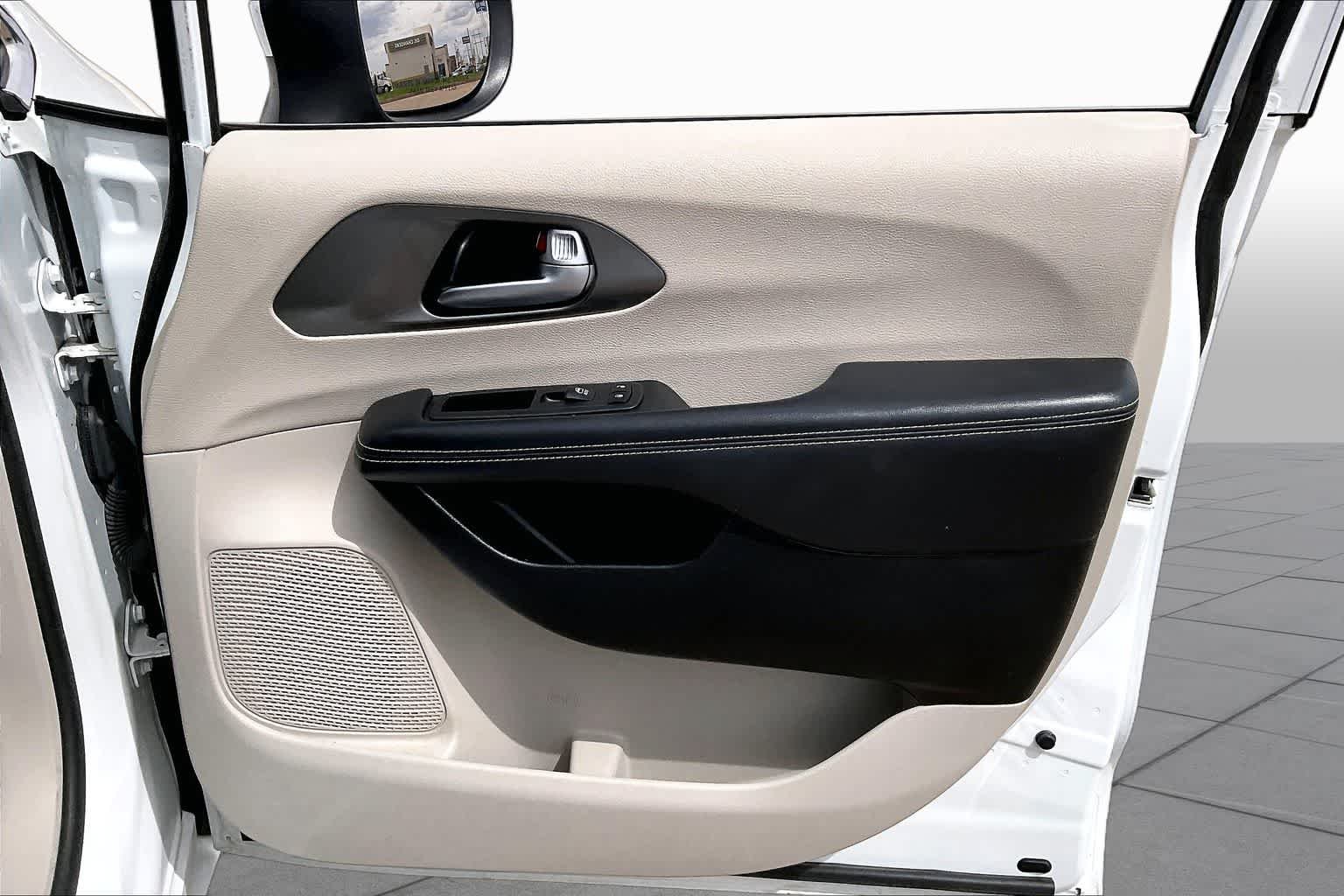 Used 2023 Bright White Clearcoat Chrysler Touring L image 21