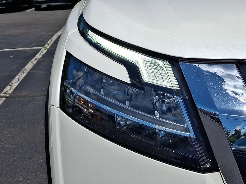 Used 2023 White Nissan SL image 10