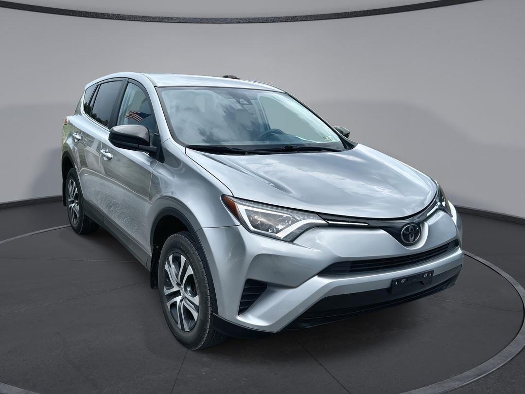 2018 Toyota RAV4 LE's photo