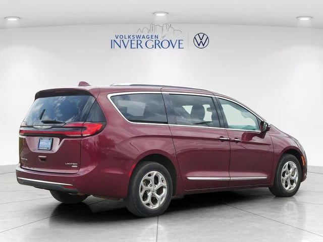 Used 2021 Velvet Chrysler Limited image 7