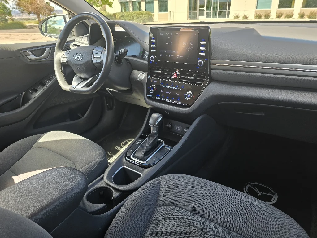 Used 2021 Ceramic White Hyundai SE image 28