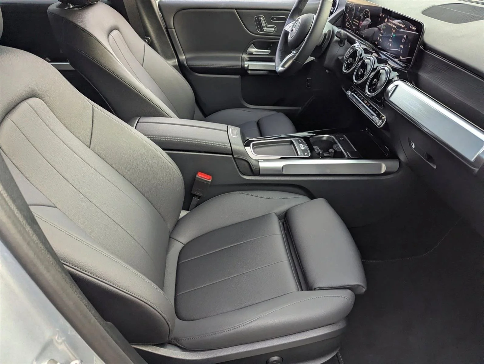 Used 2026 Cirrus Silver Metallic Mercedes-Benz GLB 250 image 20