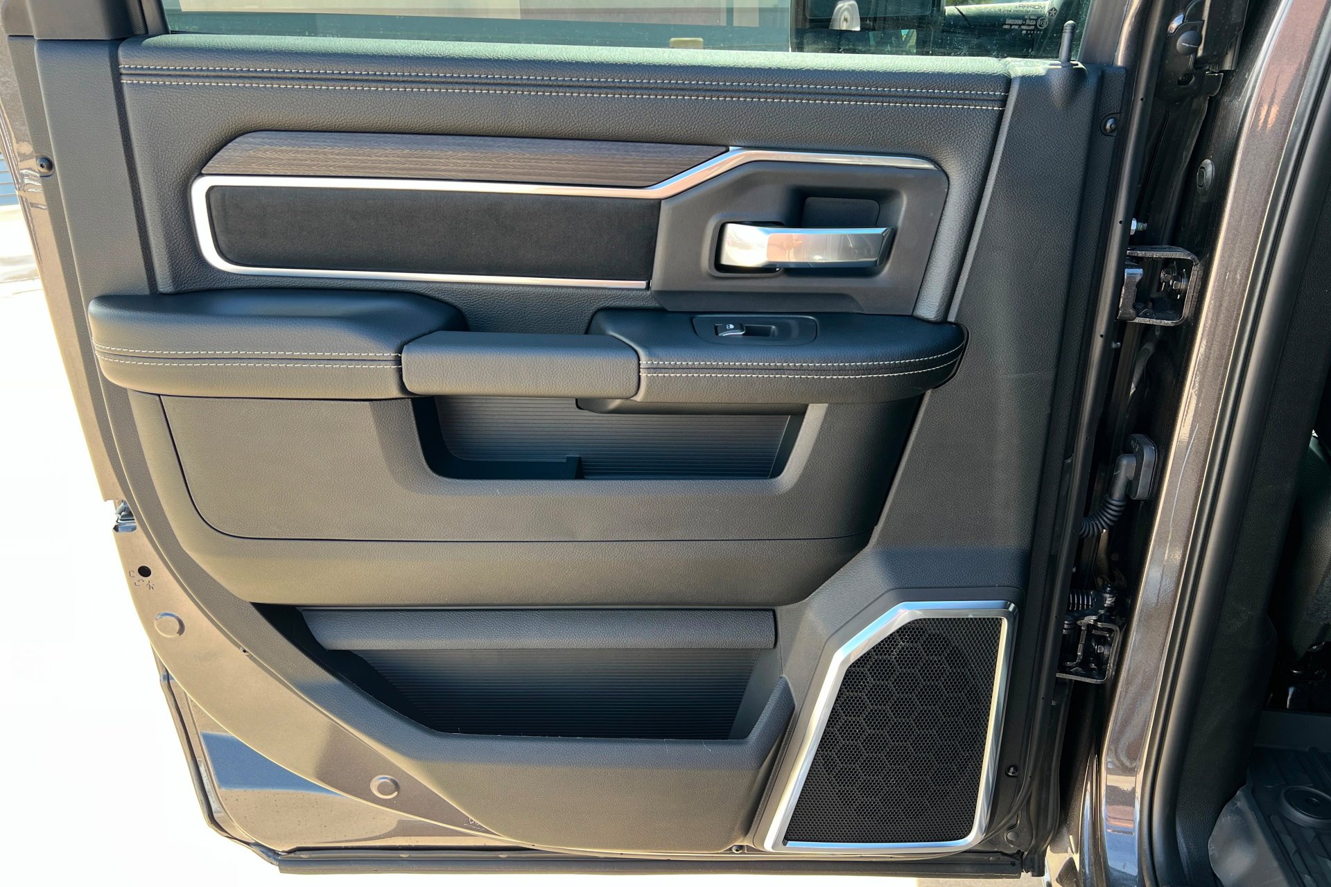 New 2026 Granite Crystal Metallic Clear-Coat Exterior Paint RAM Laramie image 19
