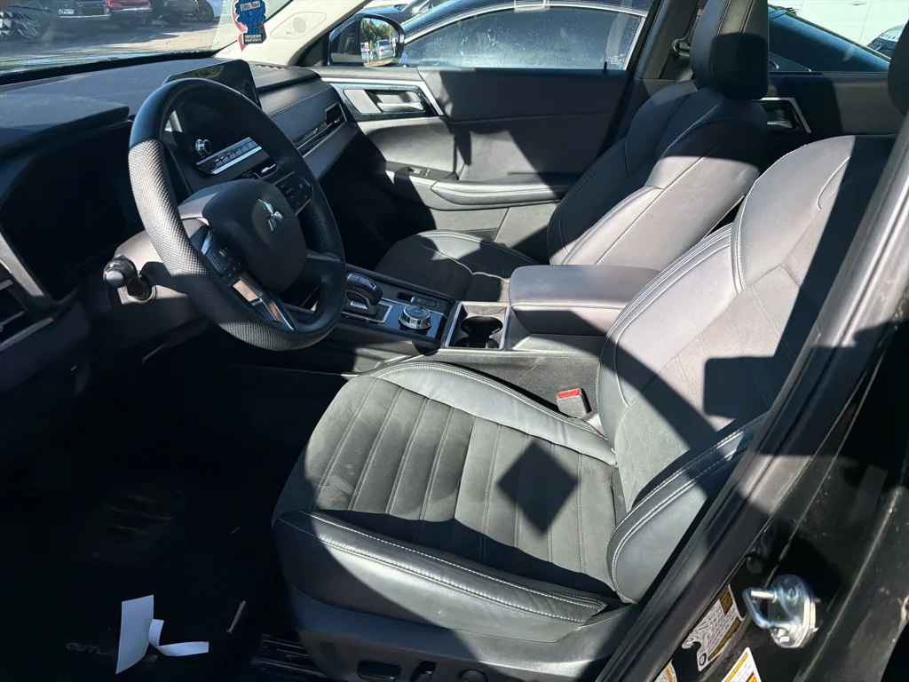 Used 2023 Black Diamond Mitsubishi SE image 8