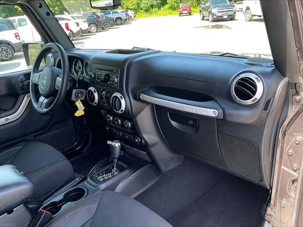 Used 2018 Gray Jeep Unlimited Sahara image 14