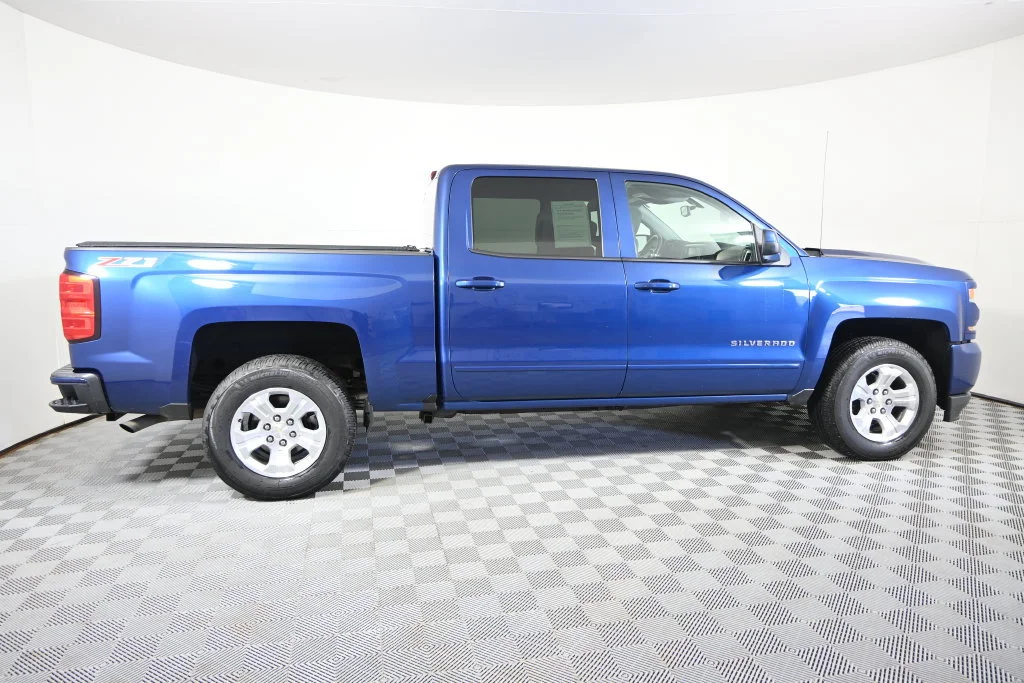 Used 2017 DEEP OCEAN BLUE METALLIC Chevrolet LT image 8