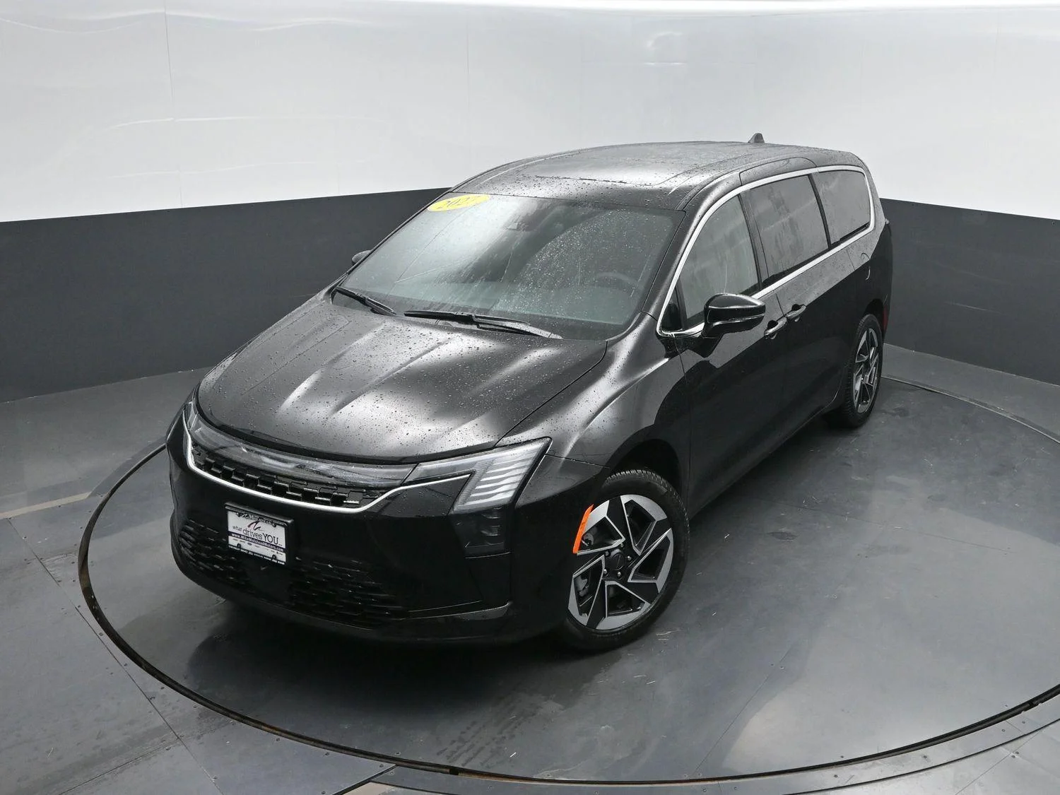 New 2027 Diamond Black Crystal Pearl-Coat Exterior Paint Chrysler Limited image 39