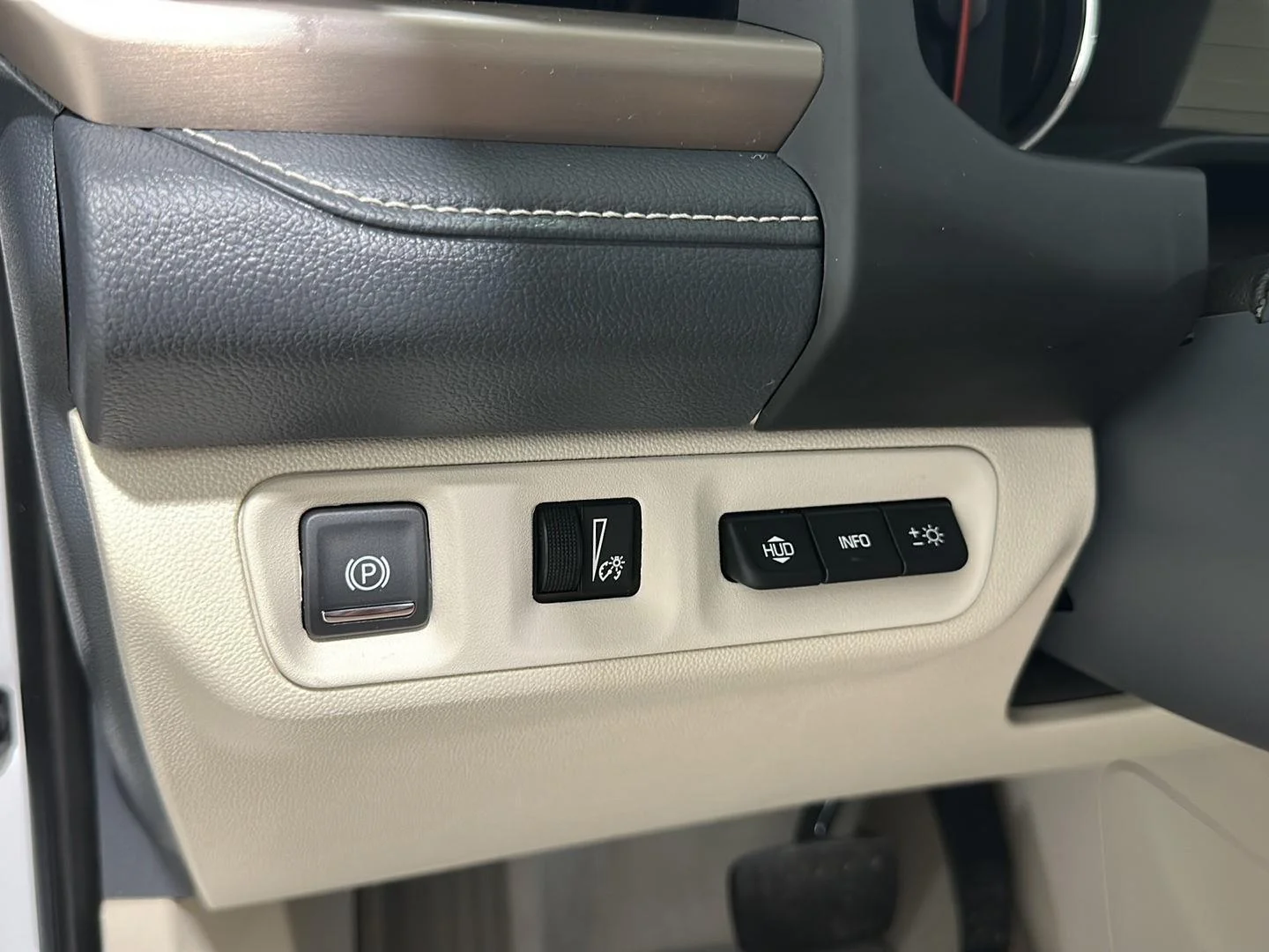 Used 2023 White Frost Tricoat GMC Denali image 17