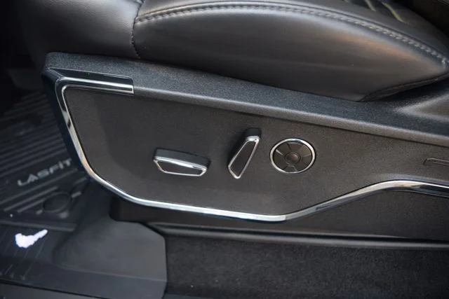 Used 2025 White Ford Platinum image 19