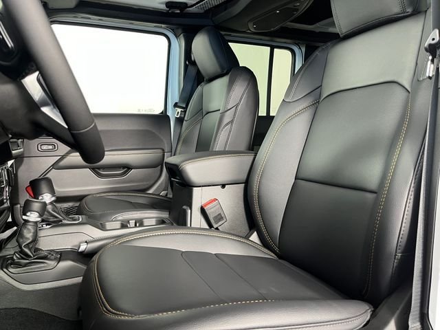 New 2026 Bright White Clear-Coat Exterior Paint Jeep Sahara image 6