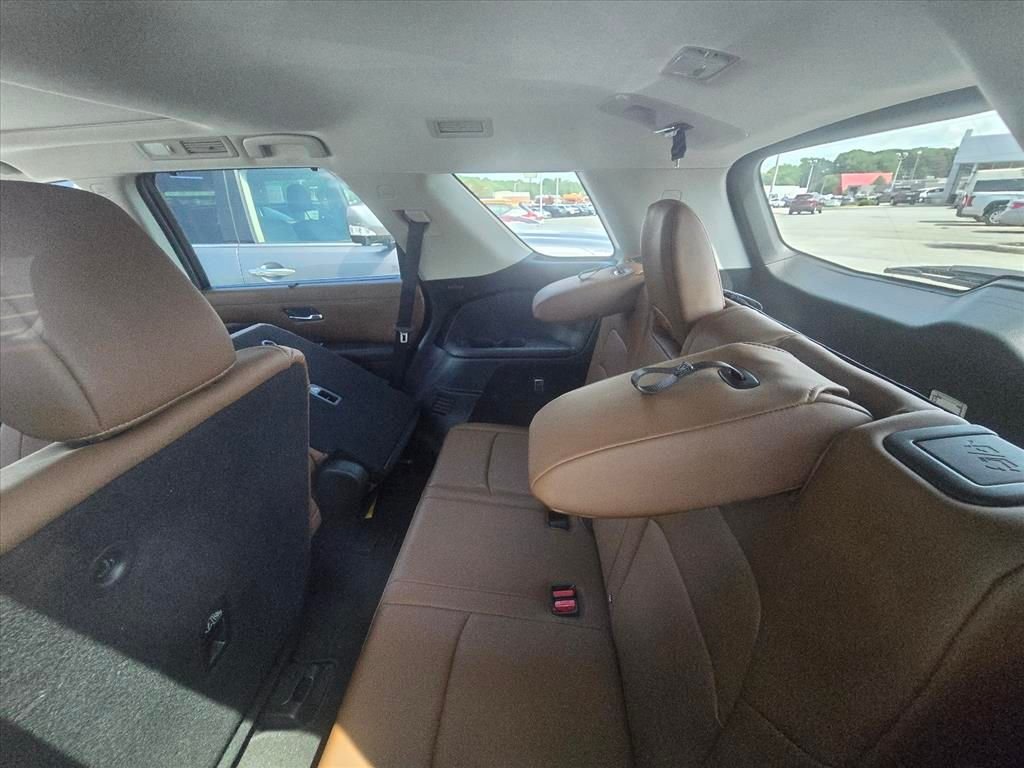 Used 2022 White Nissan Platinum image 6