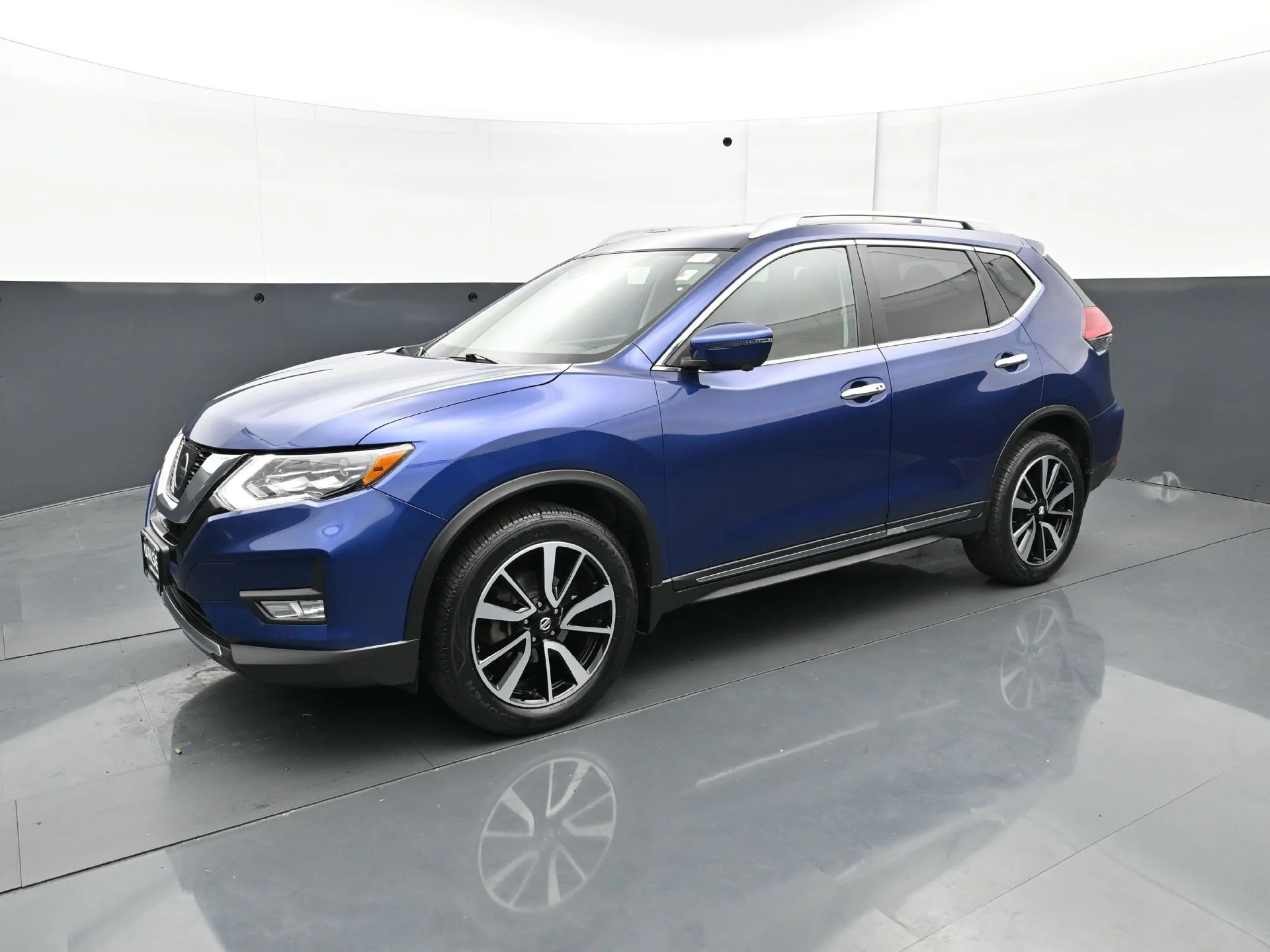 Used 2017 Caspian Blue Nissan SL image 2