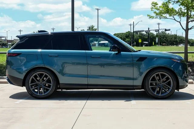 New 2026 Giola Green Metallic Land Rover SE image 9