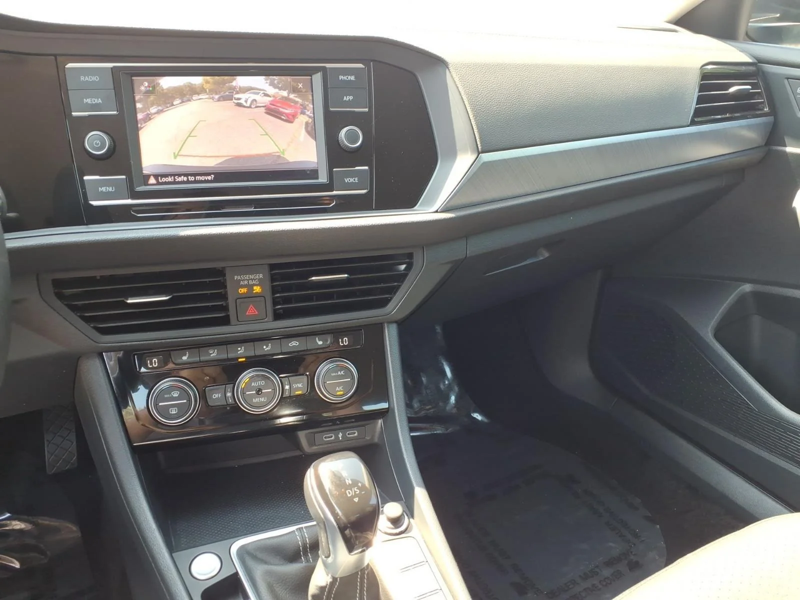 Used 2024  Volkswagen SE image 30