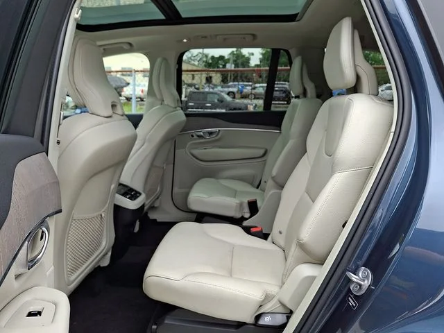 Used 2023 Denim Blue Metallic Volvo B6 Plus 6-Seater image 11
