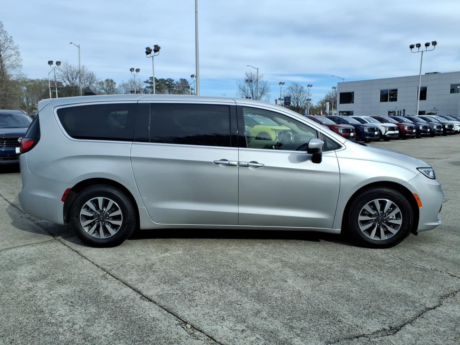 Used 2023 Silver Mist Clearcoat Chrysler Hybrid Touring L image 6