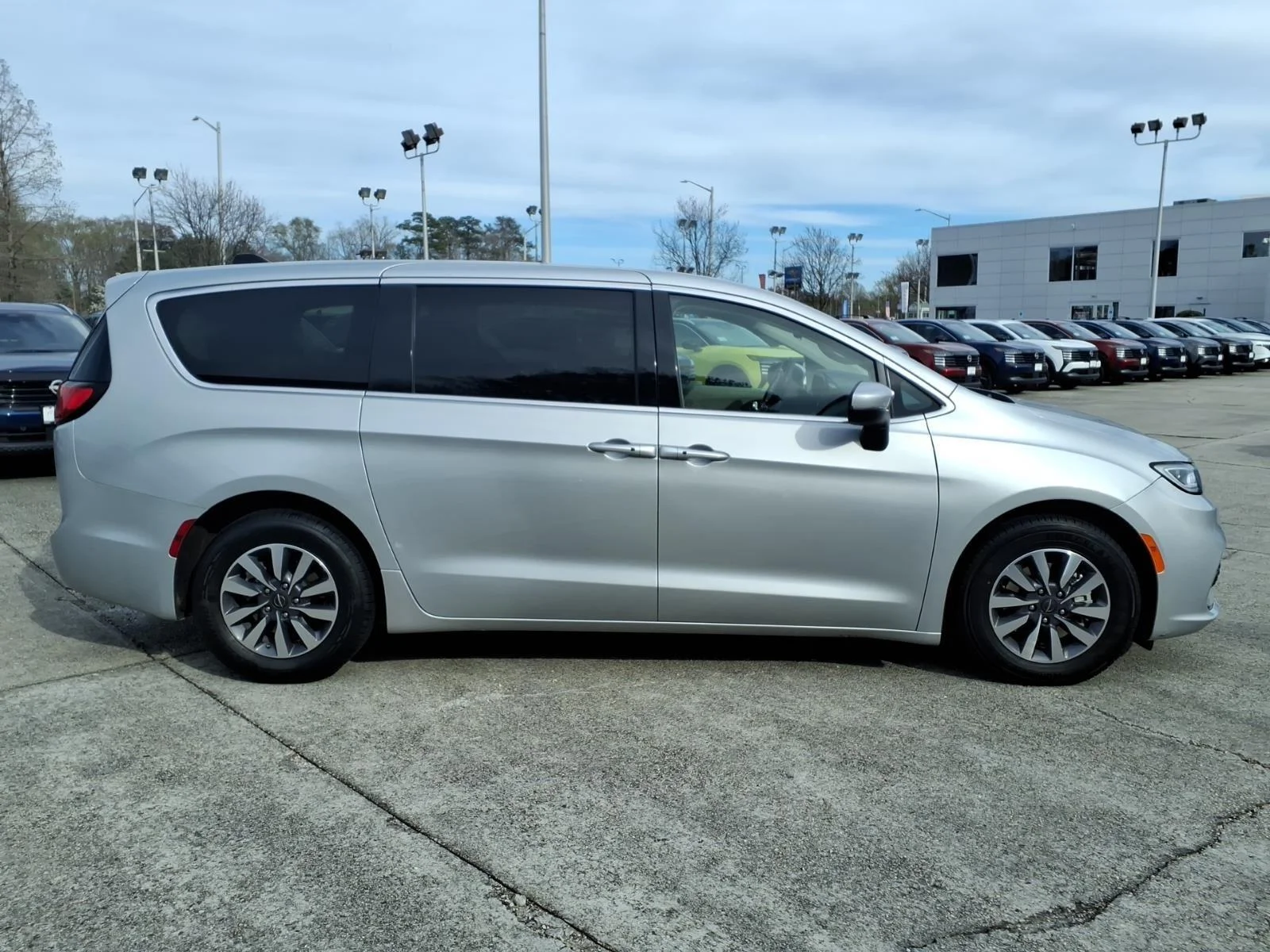 Used 2023 Silver Mist Clearcoat Chrysler Hybrid Touring L image 6