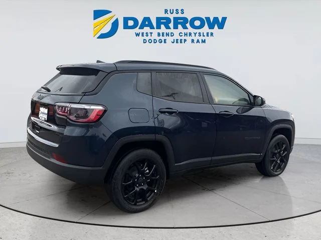 New 2026 Fathom Blue Pearl-Coat Exterior Paint Jeep Latitude image 6