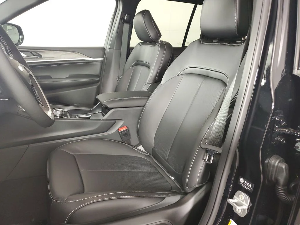 New 2026 Diamond Black Crystal Pearl-Coat Exterior Paint Jeep Limited Reserve image 12