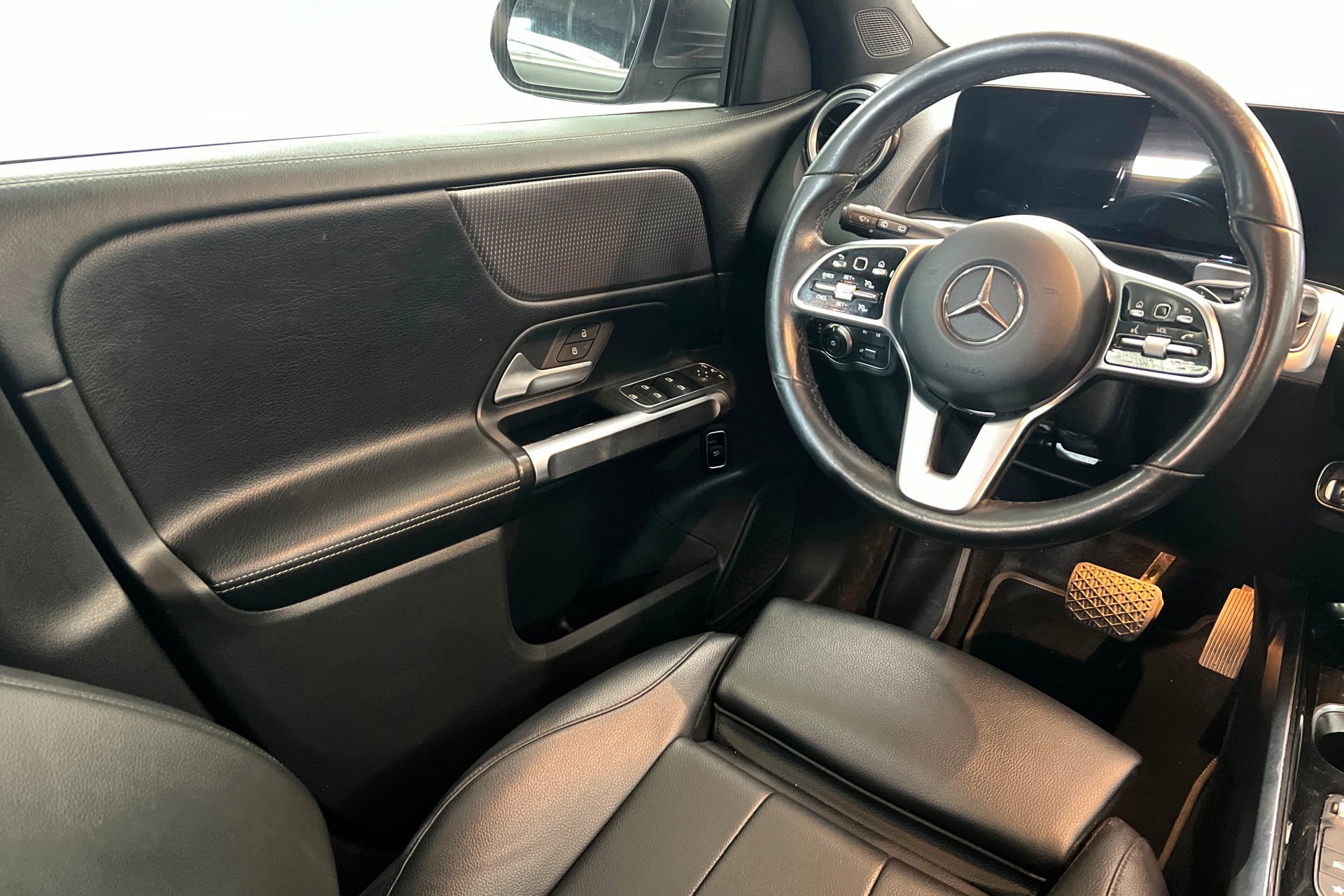 Used 2022 Gray Mercedes-Benz GLB 250 image 12