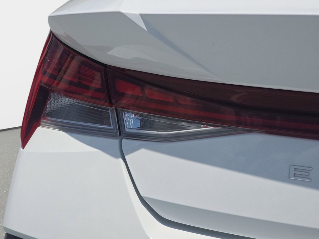 Used 2025 White Hyundai SEL Convenience image 31
