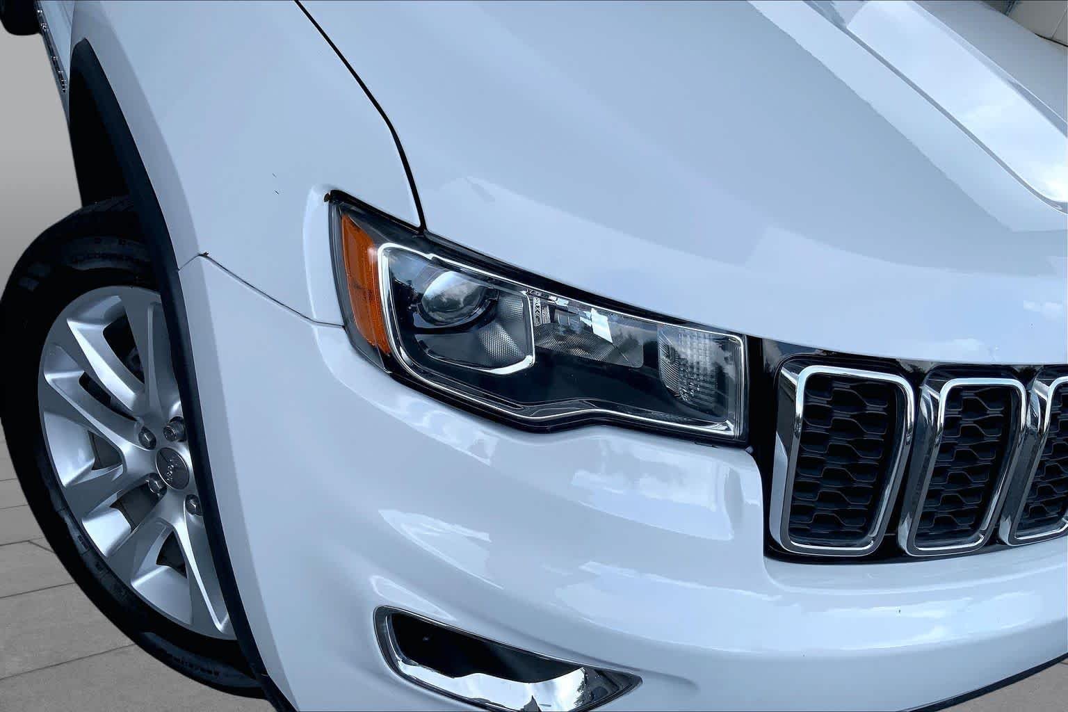 Used 2017 Bright White Clearcoat Jeep Limited image 27