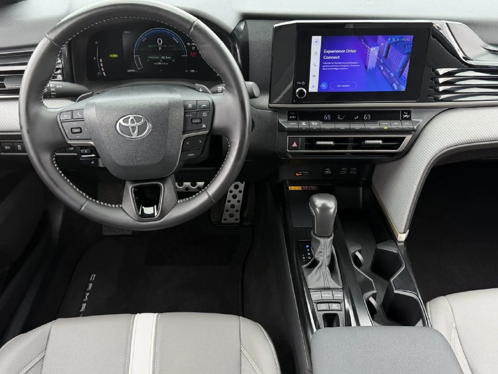 Used 2025  Toyota SE image 15