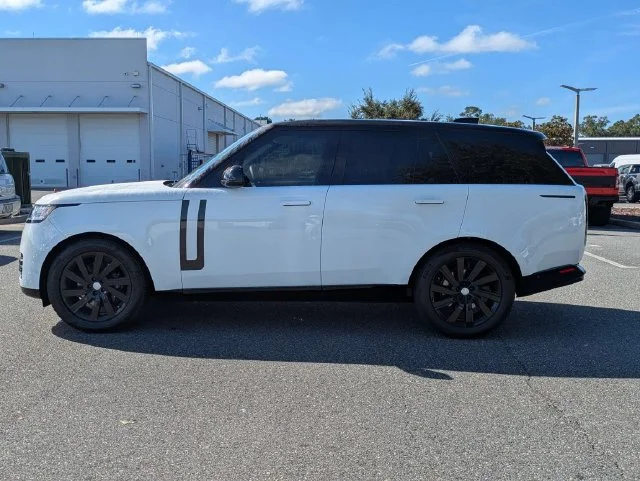 Used 2025 Fuji White Land Rover SE image 6