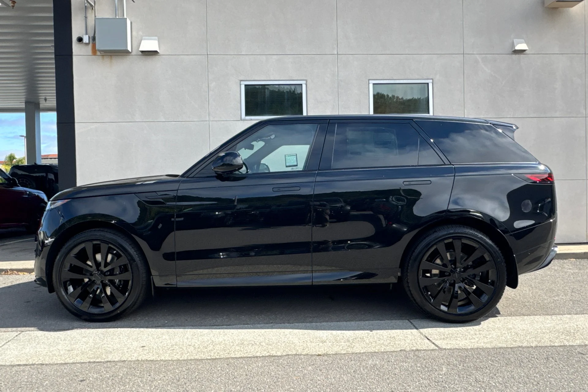 New 2026 Santorini Black Land Rover Dynamic SE image 5