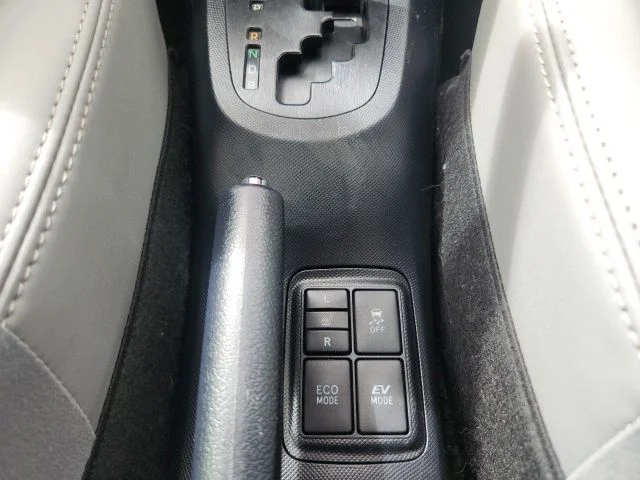 Used 2018  Toyota Four image 17