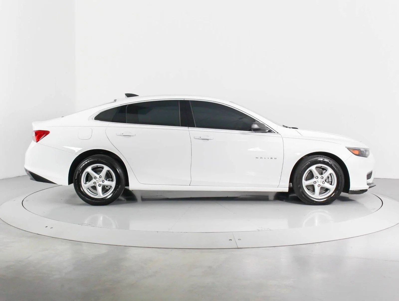 Used 2018 White Chevrolet LS image 10