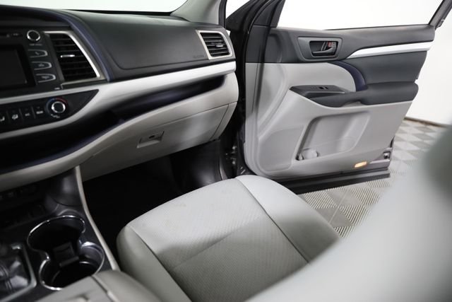 2019 Toyota Highlander LE - Photo 22